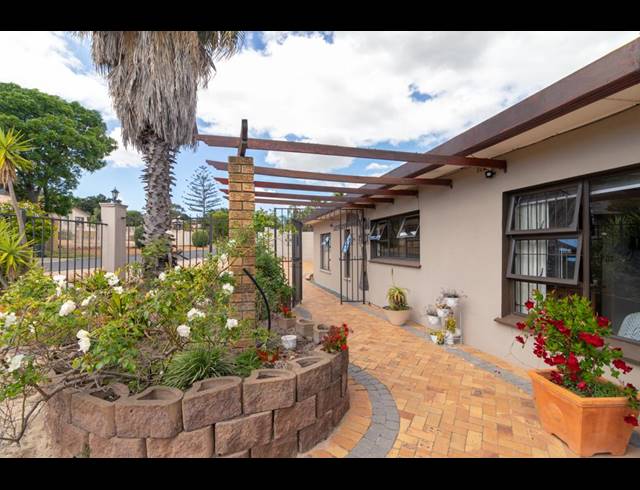 7 BEDROOM GUEST HOUSE FOR SALE IN PLATTEKLOOF